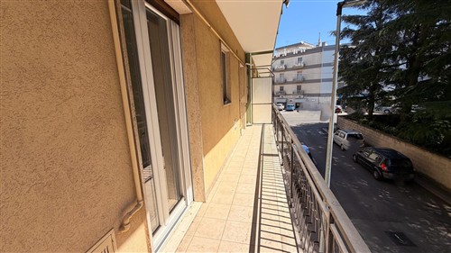 Centrale Appartamento di 3 Vani & Acc. Ristrutturato, Terrazza a Livello. Box.